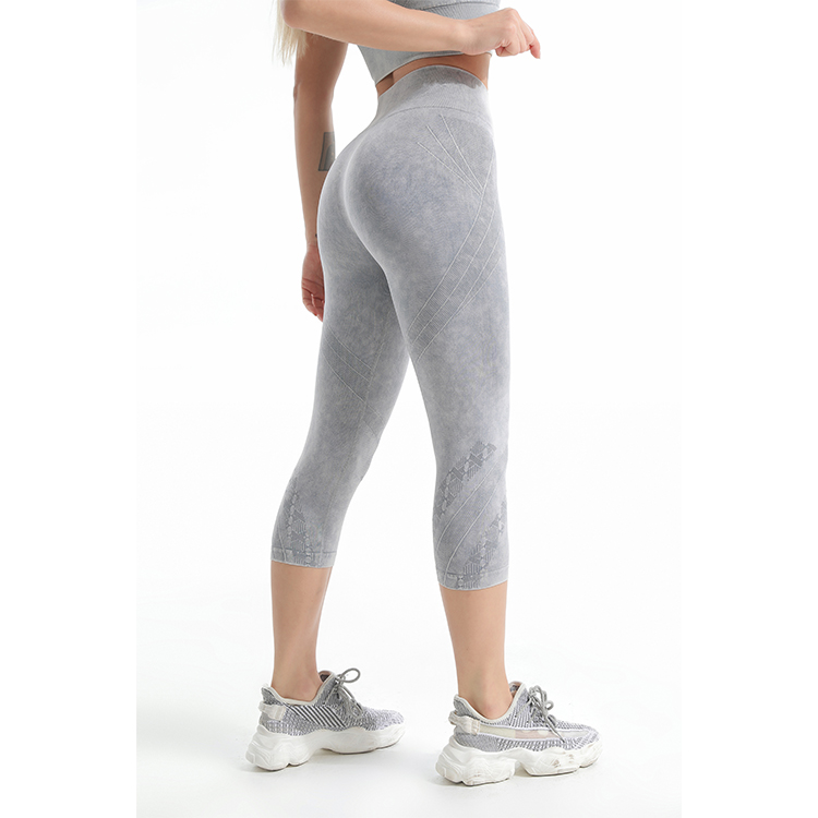 Seamless recycled nylon sports bra and cappri leggings sets leggings back 