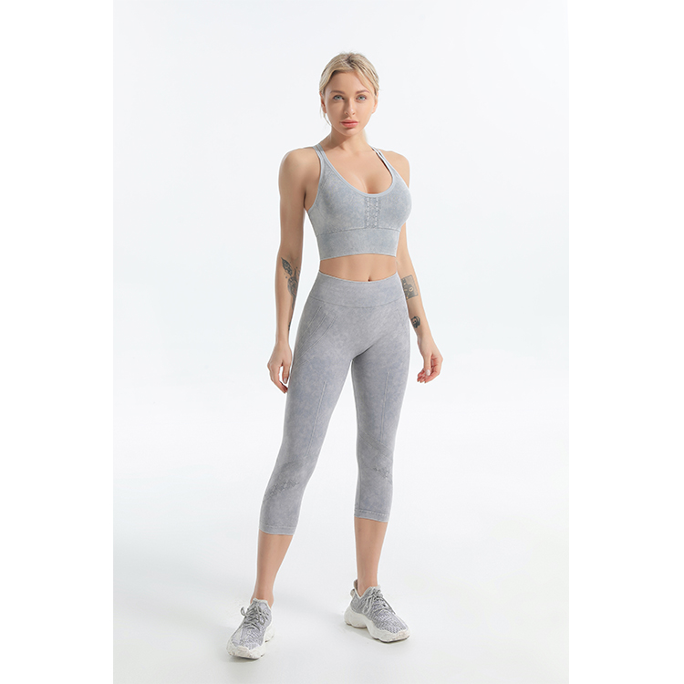 https://www.twinall.com/wp-content/uploads/2021/03/Seamless-recycled-nylon-sports-bra-and-cappri-leggings-sets.jpg