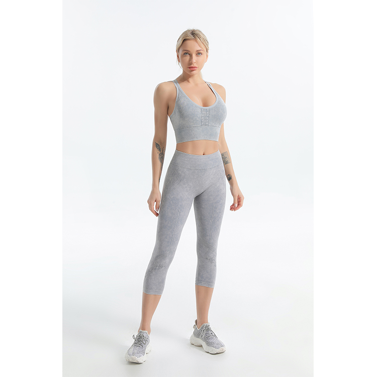 Seamless recycled nylon sports bra and cappri leggings sets