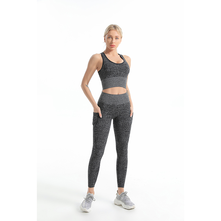 Seamless sports bra and leggings set porcket