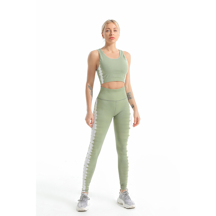seamelss tie dye sports bra and leggings